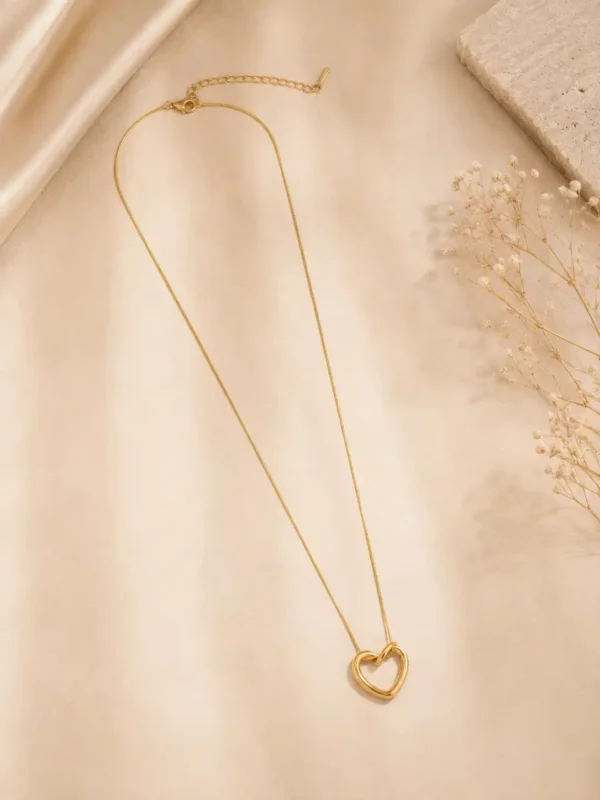 Full Elara gold twisted heart necklace with clasp and extension chain
